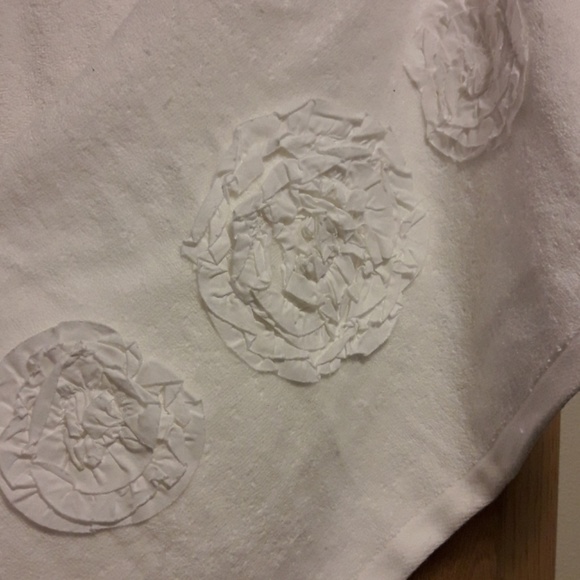 White Buffle Bath/Swim Towel With 3 Flower - Picture 2 of 6